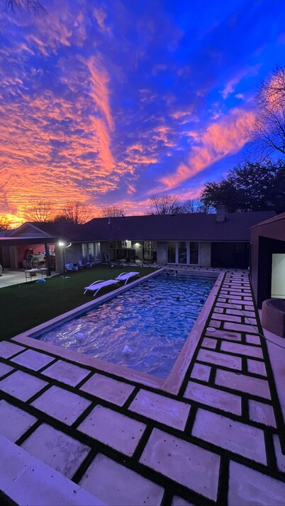 Cozy Pool Cabana Back house with Pool