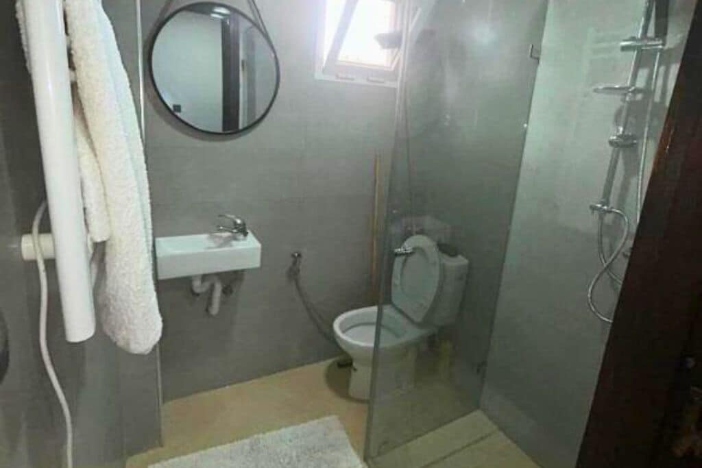 Een douche, handdoeken, zeep, toiletpapier
