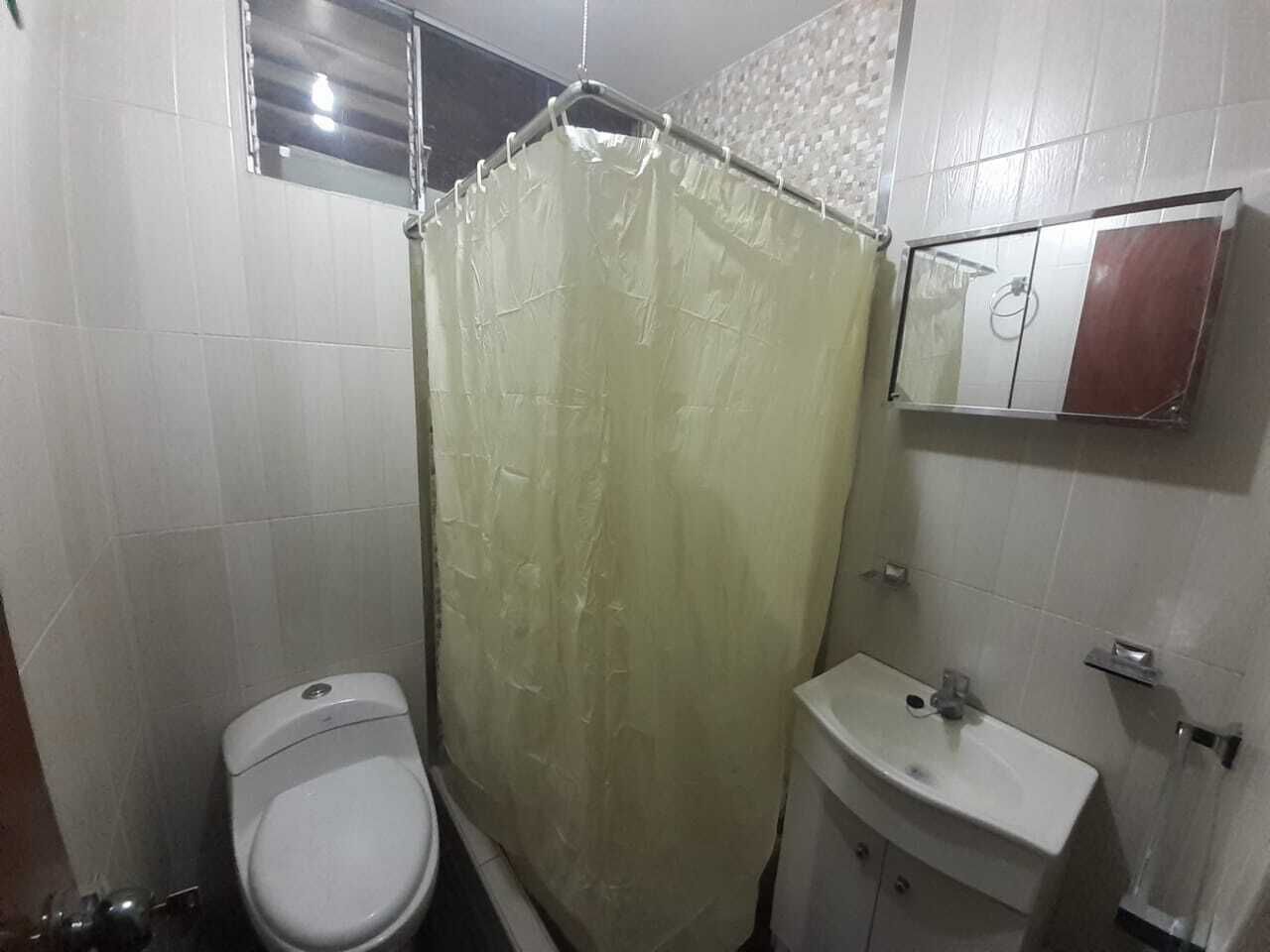 Regadera, jabón, papel de baño 