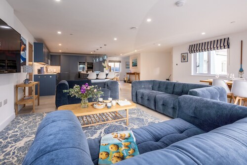 The Old Pottery: Spacious 6‑Bed Beach House Sleeping 12 in Rhosneigr | Managed by Anglesey Holiday L