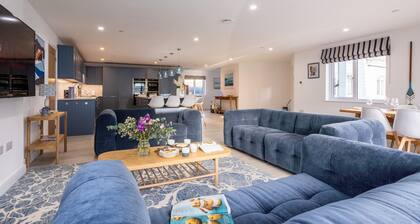 The Old Pottery: Spacious 6‑Bed Beach House Sleeping 12 in Rhosneigr | Managed by Anglesey Holiday L