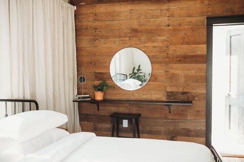 Charming 4-bedroom farmhouse with WiFi, AC in lovely Lincoln