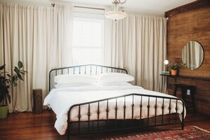 4 bedrooms, iron/ironing board, WiFi, bed sheets