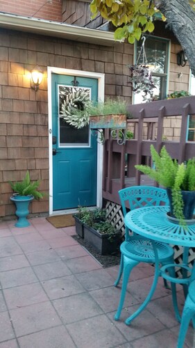 LOCATION, LOCATION 1-BR apt. in Denver with WiFi, full kitchen and full bath