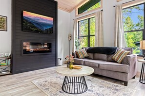 Smart TV y chimenea 