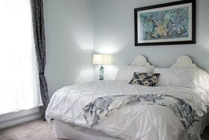 5 slaapkamers, een bureau, een strijkplank/strijkijzer, reisbedje