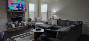 Smart TV, fireplace - MASTERS RENTAL Charming 4 bedroom home in beautiful Augusta, GA! (Augusta)