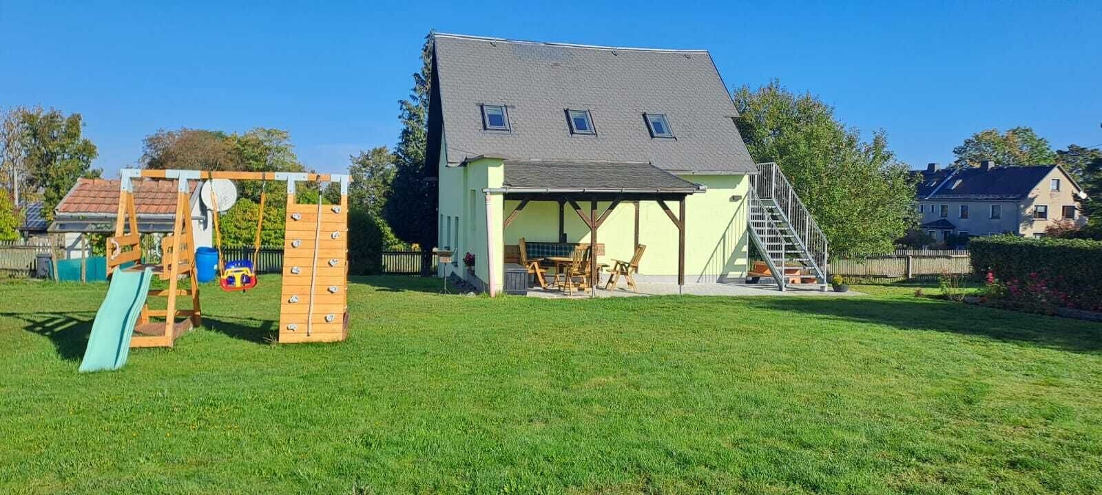 Außenansicht mit Klettergerüst