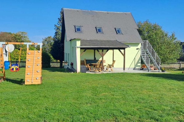 Außenansicht mit Klettergerüst