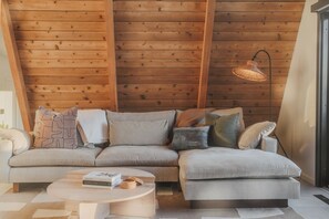 Smart TV, futbolito, libros y impresora