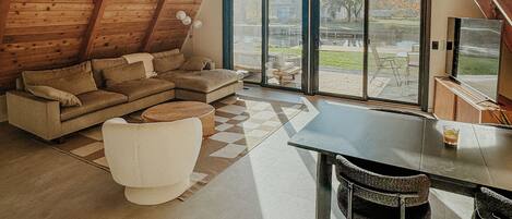 Smart-TV, Tischfußball, Bücher, Drucker