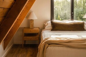 Desk, iron/ironing board, travel cot, free WiFi - Cozy A-frame Cabin w/Hottub & Gym on Fremont Lake (Fremont)