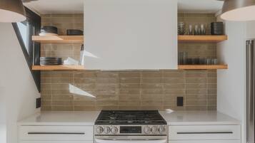 Jääkaappi, uuni, liesi, astianpesukone