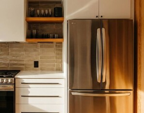 Fridge, oven, stovetop, dishwasher