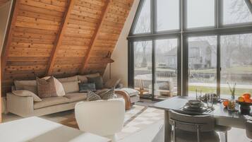 Älytelevisio, pöytäjalkapallopöytä, kirjoja, tulostin