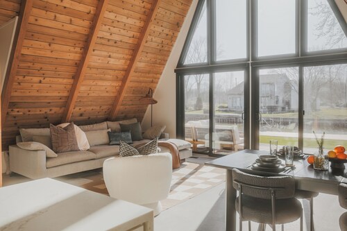 Modern Aframe Lake Views, Sauna, Hot tub, & Paddleboards