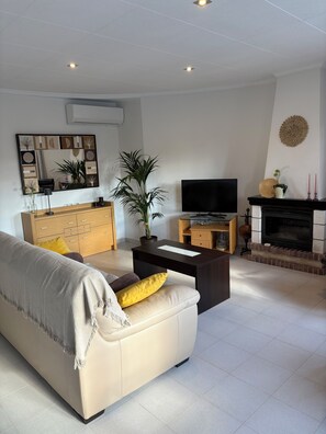 Smart TV, fireplace