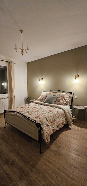 3 slaapkamers, een bureau, een strijkplank/strijkijzer, reisbedje