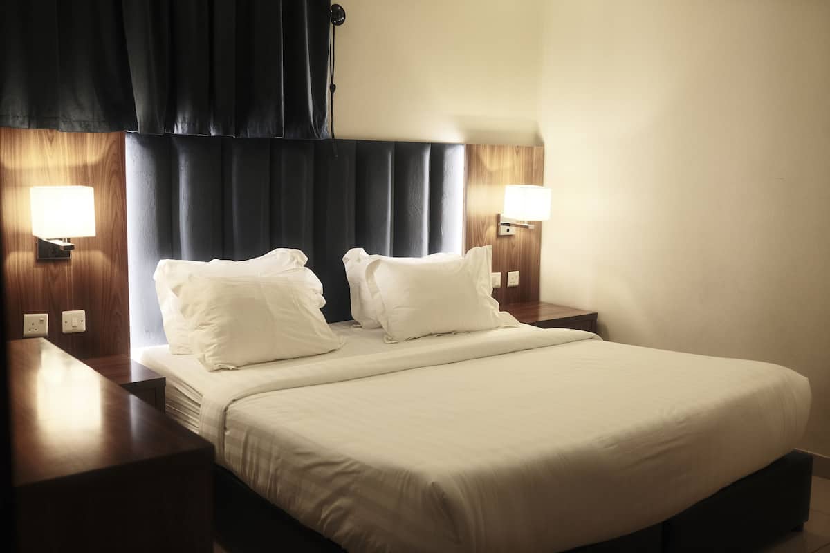 2 bedrooms, blackout drapes, iron/ironing board, free WiFi