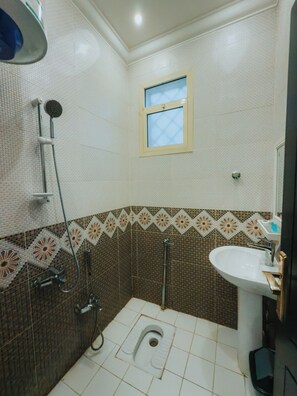 Deluxe Studio | Bathroom | Separate bathtub and shower, towels, soap, shampoo