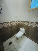 Deluxe Studio | Bathroom | Separate tub and shower, towels, soap, shampoo