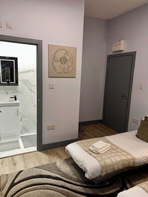1 bedroom, iron/ironing board, WiFi, bed sheets - Modern Triple/Double ensuite at Wolf’s House (London)