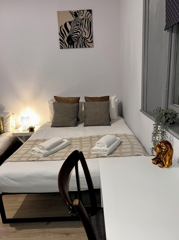 1 bedroom, iron/ironing board, WiFi, bed sheets - Modern Triple/Double ensuite at Wolf’s House (London)