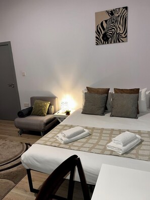 1 bedroom, iron/ironing board, WiFi, bed sheets - Modern Triple/Double ensuite at Wolf’s House (London)