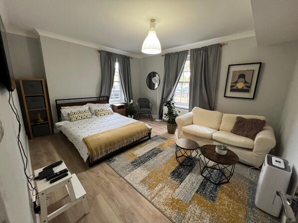 2 Schlafzimmer, Schreibtisch, Bügeleisen/Bügelbrett, Reisekinderbett