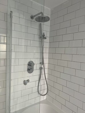 Hair dryer, towels, soap, shampoo - Stylish apt in a 1938 building w/parking (London)