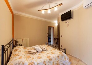 2 makuuhuonetta, työpöytä, silitysrauta/-lauta, ilmainen Wi-Fi