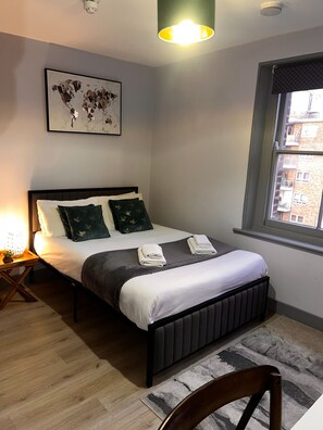 1 habitación, tabla de planchar con plancha, wifi y ropa de cama