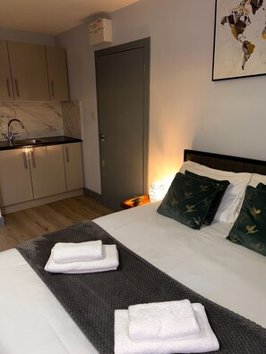 1 habitación, tabla de planchar con plancha, wifi y ropa de cama