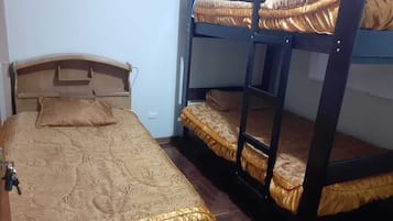 1 dormitori, planxa i posts de planxar, wifi i roba de llit