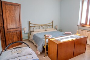2 Schlafzimmer, Schreibtisch, Bügeleisen/Bügelbrett, WLAN