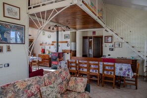 TV, fireplace - A Casa di Lea - Mondavio (Mondavio)