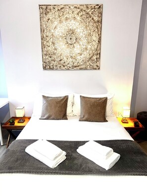 1 dormitorio, tabla de planchar con plancha, wifi y ropa de cama