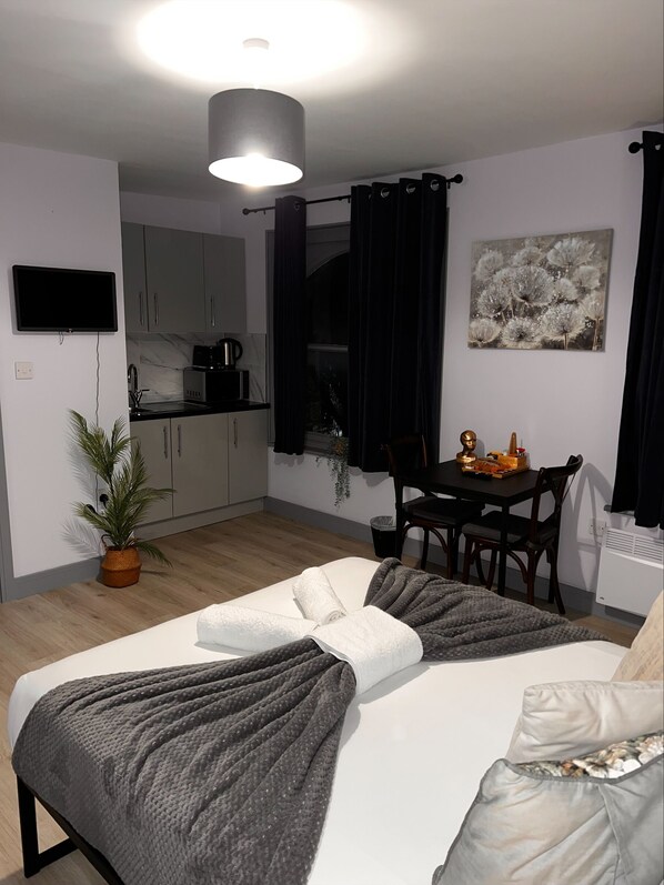 1 dormitorio, tabla de planchar con plancha, wifi y ropa de cama