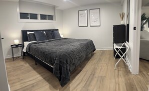 2 bedrooms, iron/ironing board, WiFi, bed sheets - Ultimate Cozy Corner (Ottawa)