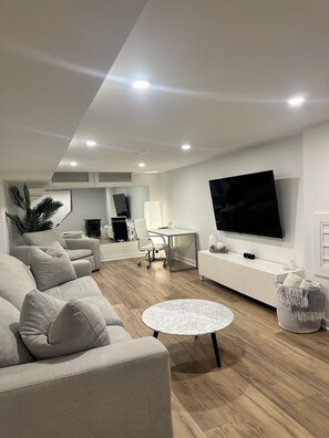 TV - Ultimate Cozy Corner (Ottawa)