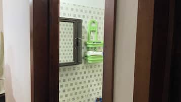 Quarto casal básico | Banheiro