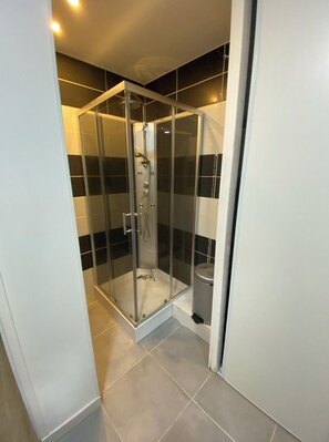 Douche, séchoir à cheveux, serviettes fournies, savon