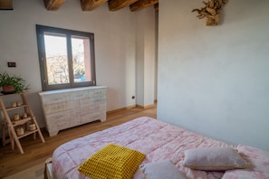 1 habitación, escritorio, tabla de planchar con plancha y wifi gratis 