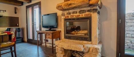 Een televisie en een open haard