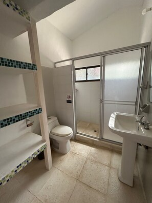 Douche, serviettes fournies, savon, papier toilette