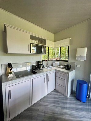 Een koelkast, een microgolfoven, een kookplaat