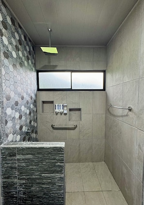 Shower, eco-friendly toiletries, hair dryer, towels - Hidden River Lodge (La Fortuna)