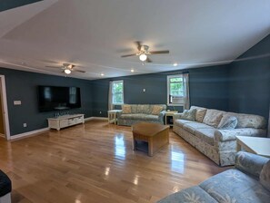 Smart TV, fireplace - Spacious 4-bedroom house with huge pool, deck, near beaches and Cape Cod Canal (Bourne)