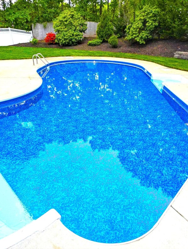 Pool - Spacious 4-bedroom house with huge pool, deck, near beaches and Cape Cod Canal (Bourne)