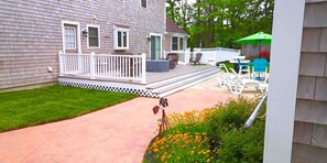 Terrace/patio - Spacious 4-bedroom house with huge pool, deck, near beaches and Cape Cod Canal (Bourne)